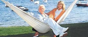 Gunter Sachs mit seiner Frau Mirja in ihrem Garten in St. Tropez. 
