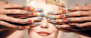 Wer ist die Schnellste. Sekretärin Rose (Déborah François) bereitet sich auf die Tipp-Weltmeisterschaft vor. 