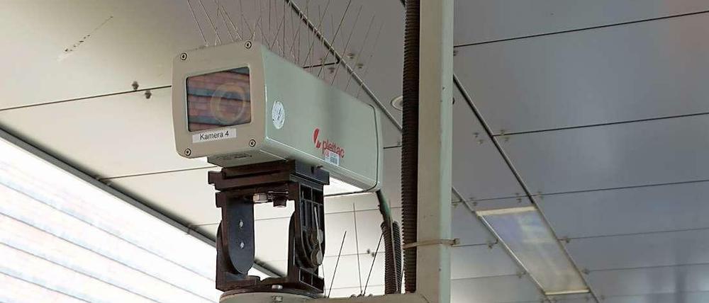 Die Gewalt im Berliner Nahverkehr nimmt ab, für Innensenator Henkel ist das der verstärkten Überwachung durch Kameras zu verdanken.