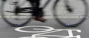 Viel Geld will der Senat für neue Radwege in die Hand nehmen - die Bundesregierung fordert aber noch mehr.