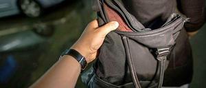 Auch Taschendiebstähle haben 2012 in Berlin zugenommen.