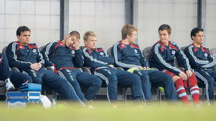 Blick aus der Leere. Auf der Bank des FC Bayern wirkt Timo Heinze (ganz rechts) wie ein Verlorener.