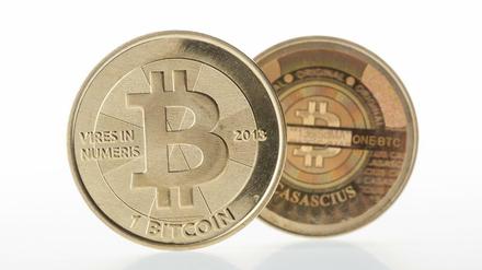 Bitcoin ist eine digitale Währung - sie braucht keine Münzen. Der Amerikaner Mike Caldwell hat trotzdem welche prägen lassen. Auf jeder der Münzen ist ein Bitcoin-Code gespeichert, sie lassen sich also in eine virtuelle Bitcoin-Börse hochladen.