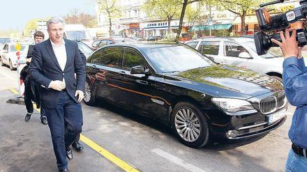 Große Verantwortung, großes Auto. Von dem BMW auf dem Foto hat sich Klaus Wowereit inzwischen verabschiedet. Sein aktueller Audi ist etwas sparsamer, aber verbraucht viel mehr als beispielsweise der BMW von Hamburgs Regierungschef Olaf Scholz (SPD). 