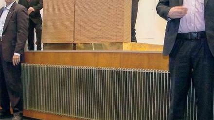 Gestoppt. Kriegsgegner ließen Minister de Maizière nicht zu Wort kommen. Foto: dpa
