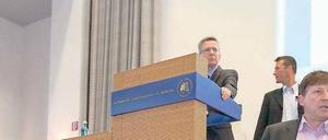 Gestoppt. Kriegsgegner ließen Minister de Maizière nicht zu Wort kommen. Foto: dpa