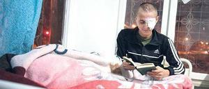 Notdürftig konnte einem jungen Mann geholfen werden – auch wenn es an wichtigen Medikamenten mangelt. Er hat bei einem Bombenangriff in Aleppo nicht nur ein Auge verloren, sondern auch drei seiner Brüder. 