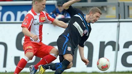 Zähes Ringen. Björn Jopek (li.) im Spiel gegen den FSV Frankfurt.
