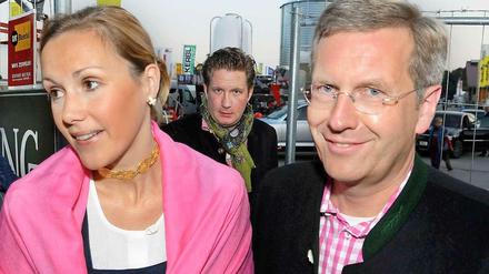 Umstrittene Verbindung: Bettina Wulff, David Groenewold und Christian Wulff auf dem Oktoberfest 2008 in München.