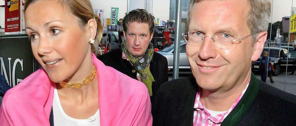 Umstrittene Verbindung: Bettina Wulff, David Groenewold und Christian Wulff auf dem Oktoberfest 2008 in München.
