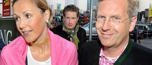Umstrittene Verbindung: Bettina Wulff, David Groenewold und Christian Wulff auf dem Oktoberfest 2008 in München.