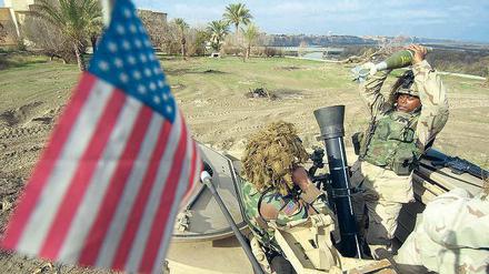 Die Opfertäter bei der Übung. Amerikanische Soldaten proben ihren Einsatz im zweiten Irakkrieg 2003, nördlich von Bagdad. Foto: AFP
