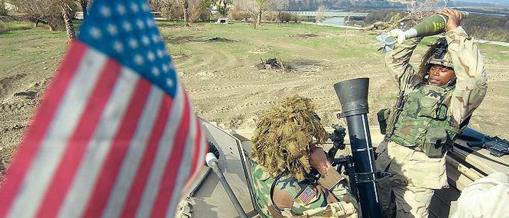 Die Opfertäter bei der Übung. Amerikanische Soldaten proben ihren Einsatz im zweiten Irakkrieg 2003, nördlich von Bagdad. Foto: AFP
