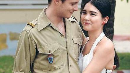 Saigon, 1949: Philippe (Théo Frilet) und Phuong (Audrey Giacomini) leben ihre Affäre offen aus.