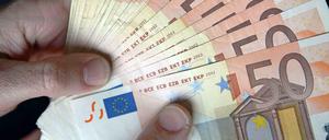 Noch rechtens? Der Bund vergibt Aufträge im sechsstelligen Bereich an den FDP-Verlag.