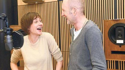 Vor der Kamera haben Christiane Paul und Peter Lohmeyer schon einiges erlebt. Im Kriminalhörspiel kommt es auf jeden Zwischenton an. Foto: Oliver Ziebe/RBB