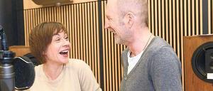Vor der Kamera haben Christiane Paul und Peter Lohmeyer schon einiges erlebt. Im Kriminalhörspiel kommt es auf jeden Zwischenton an. Foto: Oliver Ziebe/RBB