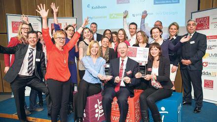 We are great! Die Prämierten in den drei Kategorien kleine, mittlere und große Unternehmen freuen sich am vergangenen Dienstag bei der Preisverleihung im Ludwig Erhard Haus über ihre Auszeichnungen. Foto: Promo/Great Place to Work