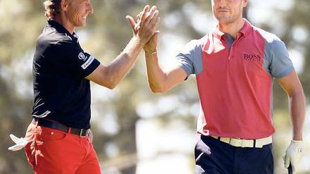 Ich hab’s dir doch gesagt, dass es so geht. Bernhard Langer (l). und Martin Kaymer auf einer Trainingsrunde in Augusta. Foto: AFP