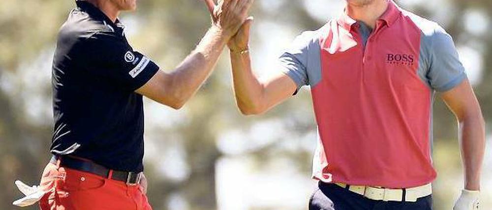 Ich hab’s dir doch gesagt, dass es so geht. Bernhard Langer (l). und Martin Kaymer auf einer Trainingsrunde in Augusta. Foto: AFP