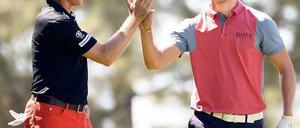 Ich hab’s dir doch gesagt, dass es so geht. Bernhard Langer (l). und Martin Kaymer auf einer Trainingsrunde in Augusta. Foto: AFP