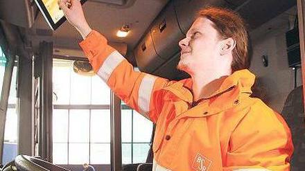 Heck im Blick. Eine Software bereitet die Bilder für den Fahrer so auf, dass er das Hindernis deutlich erkennt und gewarnt wird.