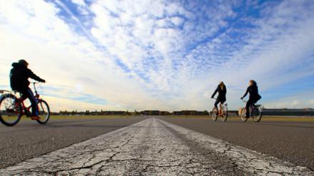 Auf dem Tempelhofer Feld soll Deutschlands "größte Metropolenbibliothek" entstehen, die Entwürfe dafür wurden am Freitag vorgestellt.