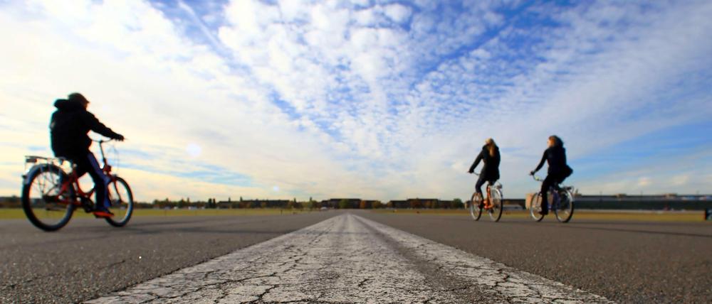 Auf dem Tempelhofer Feld soll Deutschlands "größte Metropolenbibliothek" entstehen, die Entwürfe dafür wurden am Freitag vorgestellt.