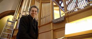 Cornelius Häußermann ist Leiter der Berliner Bach-Gesellschaft. Der Kantor und Organist der Paulus-Gemeinde Zehlendorf steht vor der neuen großen Orgel im französischen Stil.