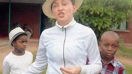 Madonna mit Adoptivkindern Mercy und David am Wochenende in Malawi.
