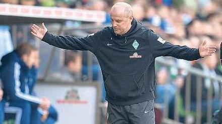 Ich weiß es doch auch nicht. Bremens Trainer Thomas Schaaf wirkt in seinem 14. Jahr beim SV Werder bisweilen ratlos. Kritiker fordern bereits einen Neuanfang ohne ihn. Foto: dpa