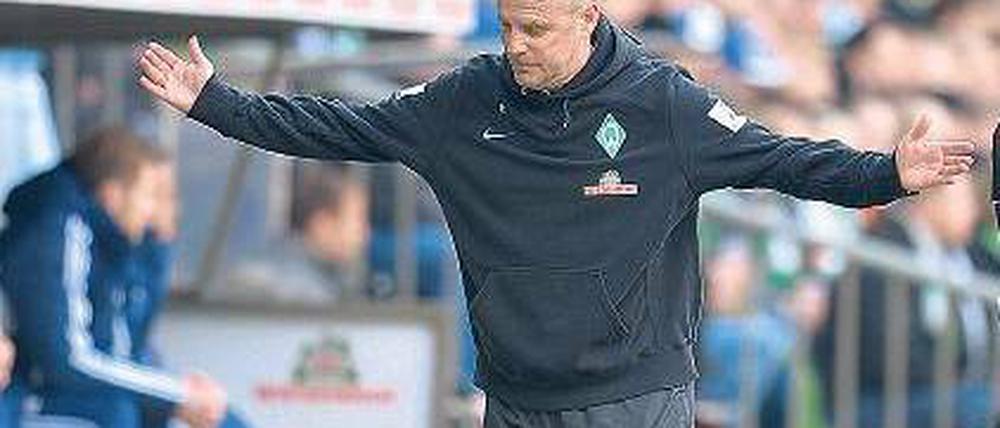Ich weiß es doch auch nicht. Bremens Trainer Thomas Schaaf wirkt in seinem 14. Jahr beim SV Werder bisweilen ratlos. Kritiker fordern bereits einen Neuanfang ohne ihn. Foto: dpa