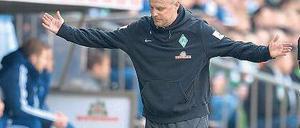 Ich weiß es doch auch nicht. Bremens Trainer Thomas Schaaf wirkt in seinem 14. Jahr beim SV Werder bisweilen ratlos. Kritiker fordern bereits einen Neuanfang ohne ihn. Foto: dpa