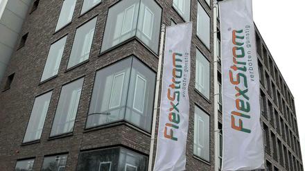 Fahnen wehen am 03.01.2013 in Berlin vor dem Firmensitz des Strom-Discounters Flexstrom.