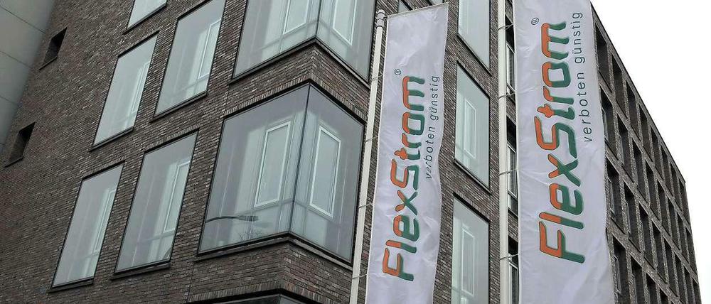 Fahnen wehen am 03.01.2013 in Berlin vor dem Firmensitz des Strom-Discounters Flexstrom.