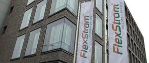 Fahnen wehen am 03.01.2013 in Berlin vor dem Firmensitz des Strom-Discounters Flexstrom.