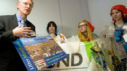 Müll-Kleider. Drei Aktivistinnen des Bunds für Umwelt und Naturschutz haben am Freitag dem EU-Umweltkommissar Janez Potocnik und Umweltminister Peter Altmaier (CDU) ein Müllmanifest überreicht. Den Müll hatten BUND-Mitarbeiter ein Jahr lang auf einem Abschnitt der Weser eingesammelt. Die EU hat ein Grünbuch zur Meeresverschmutzung vorgelegt. Das Ziel ist, Plastikeinträge ins Meer bis 2020 zu stoppen. 