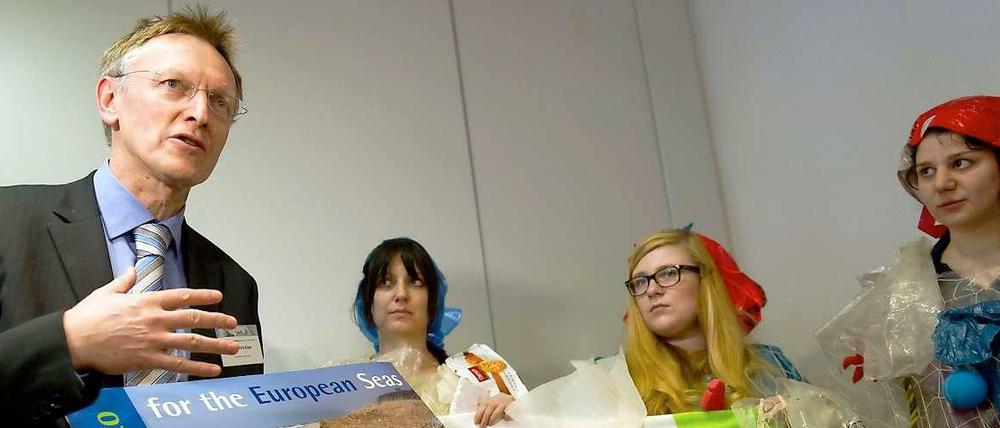 Müll-Kleider. Drei Aktivistinnen des Bunds für Umwelt und Naturschutz haben am Freitag dem EU-Umweltkommissar Janez Potocnik und Umweltminister Peter Altmaier (CDU) ein Müllmanifest überreicht. Den Müll hatten BUND-Mitarbeiter ein Jahr lang auf einem Abschnitt der Weser eingesammelt. Die EU hat ein Grünbuch zur Meeresverschmutzung vorgelegt. Das Ziel ist, Plastikeinträge ins Meer bis 2020 zu stoppen. 