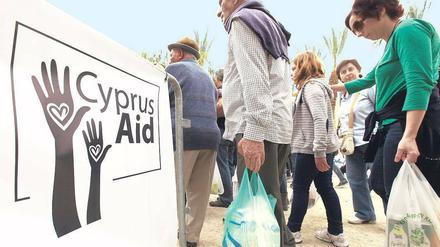Hilfe fürs Land, Hilfe für Bedürftige. Bei einem Benefizkonzert in Nikosia spenden Einwohner Nahrungsmittel und Medizin.