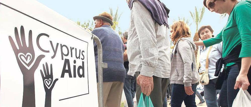 Hilfe fürs Land, Hilfe für Bedürftige. Bei einem Benefizkonzert in Nikosia spenden Einwohner Nahrungsmittel und Medizin.