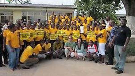 Adriana Hennawi (dunkle lange Haare, vorne in der Hocke) in Ghana. 