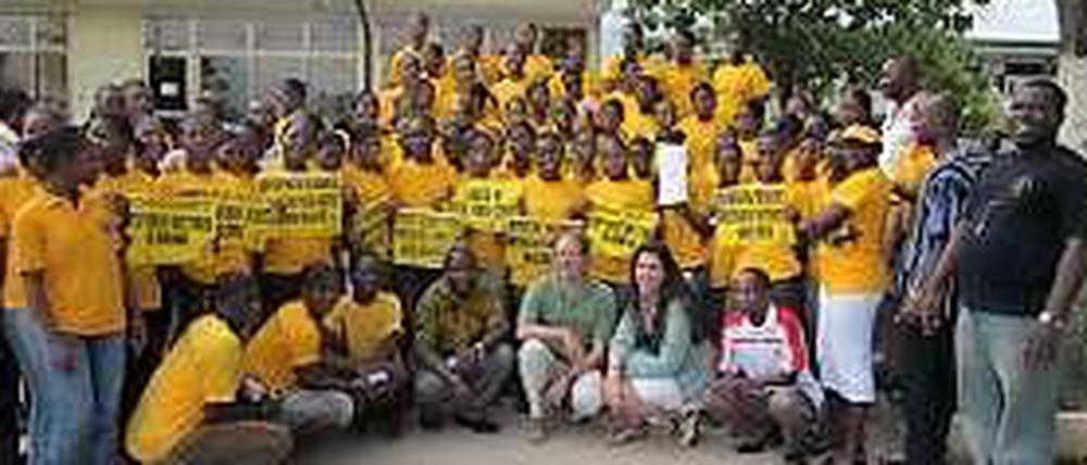 Adriana Hennawi (dunkle lange Haare, vorne in der Hocke) in Ghana. 