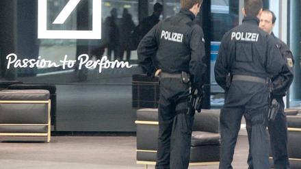 Polizei im Haus. Im Dezember vergangenen Jahres musste die Deutsche Bank eine Razzia über sich ergehen lassen. Foto: dpa