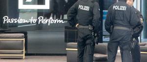 Polizei im Haus. Im Dezember vergangenen Jahres musste die Deutsche Bank eine Razzia über sich ergehen lassen. Foto: dpa