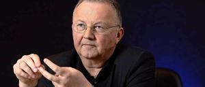 Hans Wienands, 1957 in Mettmann bei Düsseldorf geboren, kam 2005 zu Samsung. Zuvor arbeitete der Marketing- und Vertriebsprofi für den japanischen Elektronikkonzern Panasonic. Als Executive Vice President verantwortet er das operative Geschäft von Samsung in Deutschland mit 620 Mitarbeitern.