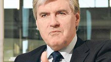 Walter Müller (64) ist seit 1996 Direktor von Mercedes-Benz in Berlin. Gemessen am Umsatz und den zugelassenen Neuwagen ist die Niederlassung mit 1455 Mitarbeitern die weltweit größte von Mercedes. 2012 verkaufte Müller 10 637 neue Smarts und Mercedes, etwas weniger als im Jahr zuvor. Rechnet man gebrauchte sowie Transporter und Lkw hinzu, kam die Niederlassung auf mehr als 28 000 verkaufte Fahrzeuge. 