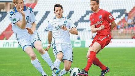 Nicht zum Hinschauen. Der Babelsberger Christian Essig (rechts, hier im Spiel gegen den Karlsruher SC) hat das eigene Schicksal derzeit nicht selbst in der Hand. 