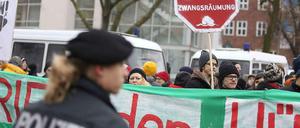 Viele der Demonstranten sehen die Zwangsräumung als einen Ausdruck der Gentrifizierung in Berlin.