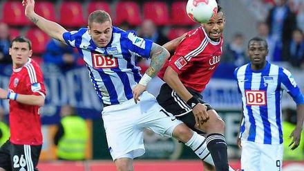 Kein Sieger in Ingolstadt. Herthas Pierre-Michel Lasogga (l.) und seine Teamkollegen müssen sich mit einem Punkt zufrieden geben.