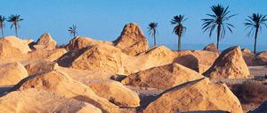 Unwirklich unwirtlich. Felsformationen bei Kebili in Tunesien. Foto: akg-images / Gerard Degeorge